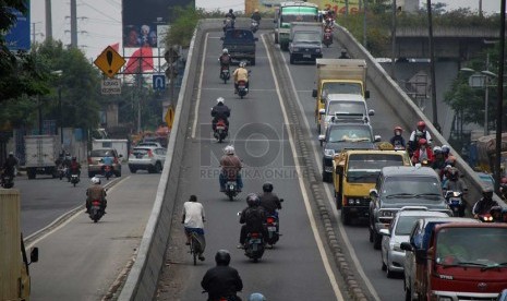  Sejumlah pengendara motor melintasi Jalan Layang Non Tol (JLNT) Pesing, Jakarta Barat, Jumat (7/3). (Republika/Raisan Al Farisi)