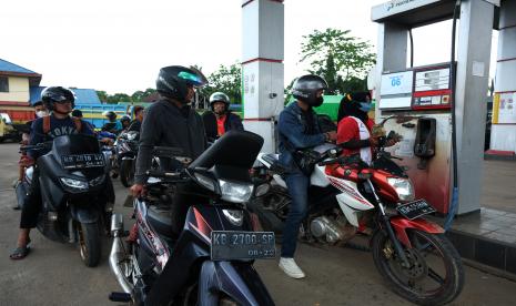 Sejumlah pengendara motor mengantri untuk melakukan pengisian Bahan Bakar Minyak (BBM) subsidi jenis Pertalite di SPBU Adau Migas Kalbar di Sungai Ambawang, Kabupaten Kubu Raya, Kalimantan Barat, Selasa (13/9/2022). PT Pertamina Patra Niaga Regional Kalimantan menjamin ketersediaan stok BBM bersubsidi untuk wilayah Kalimantan Barat sesuai dengan kuota yang ditetapkan oleh Pemerintah bersama Badan Pengatur Hilir Minyak dan gas (BPH Migas) sehingga masyarakat diharapkan tetap membeli BBM sesuai dengan kebutuhan karena stok mencukupi. 