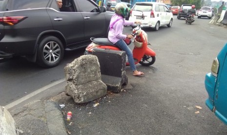 Sejumlah pengendara motor nekat melawan arus di Jalan Raya Lingkar Luar, Tanah Merdeka, Rambutan,  Jakarta Timur.