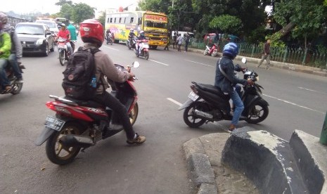 Sejumlah pengendara motor nekat melawan arus di Jalan Raya Lingkar Luar, Tanah Merdeka, Rambutan,  Jakarta Timur.