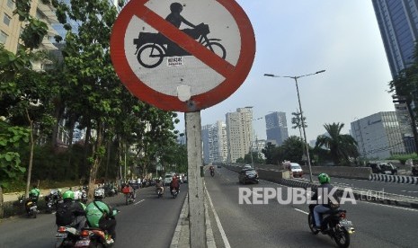 Rambu larangan kendaraan roda dua melintasi jalan layang non tol (JLNT) 