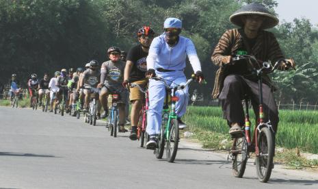 Dinas Perhubungan (Dishub) Kabupaten Karawang, Jawa Barat, menganggarkan Rp135 juta untuk membuat jalur sepeda di sepanjang Jalan Raya Ahmad Yani Karawang. Anggaran itu untuk membangun jalur sepeda sepanjang 1,7 kilometer. (Foto: Pesepeda di Karawang, Jawa Barat)