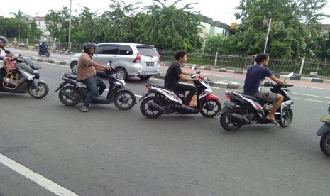 Sejumlah pengendara sepeda motor dari arah stasiun Klender Baru, Pondok Kopi, nekat melawan arah di jalan I Gusti Ngurah Rai.