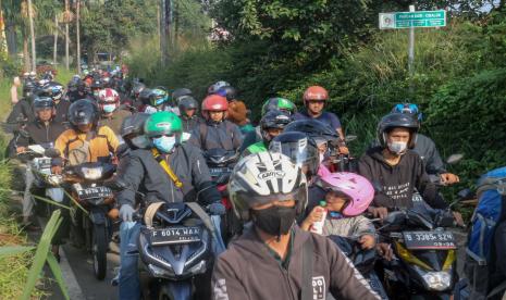 Sejumlah pengendara sepeda motor melewati jalan alternatif Pandan Sari, Ciawi, Bogor, Jawa Barat, Jumat (6/5/2022). Pengendara sepeda motor menggunakan jalur alternatif untuk menghindari kemacetan di jalan utama menuju kawasan Puncak pada libur Lebaran.