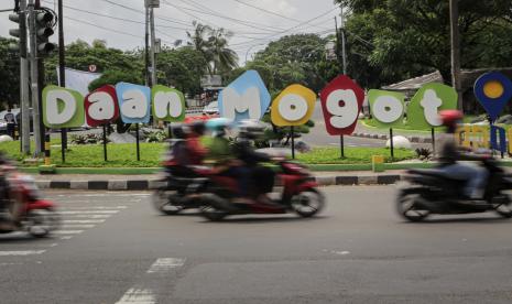 Sejumlah pengendara sepeda motor melintas saat uji coba satu arah di Jalan Daan Mogot, Kota Tangerang, Banten, Ahad (20/2/2022). Pemerintah Kota Tangerang mulai melakukan uji coba sistem satu arah di jalan tersebut sebagai upaya mengatasi kemacetan di akses masuk Jalan Tol Cengkareng- Batu Ceper- Kunciran.