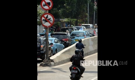 Pengendara sepeda motor melintasi Jalan Layang Non Tol (JLNT) Kampung Melayu-Tanah Abang di kawasan Casablanca, Jakarta (ilustrasi)