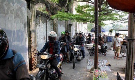 Sejumlah pengendara sepeda motor melintasi trotoar demi menghindari kemacetan di kawasan Kota Tua, Jakarta Barat, Selasa (18/3).  (foto : Raisan Al Farisi)