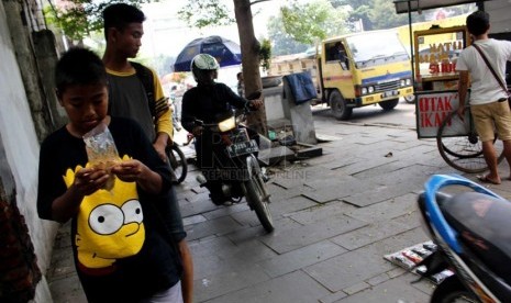 Sejumlah pengendara sepeda motor melintasi trotoar demi menghindari kemacetan di kawasan Kota Tua, Jakarta Barat, Selasa (18/3).  (foto : Raisan Al Farisi)