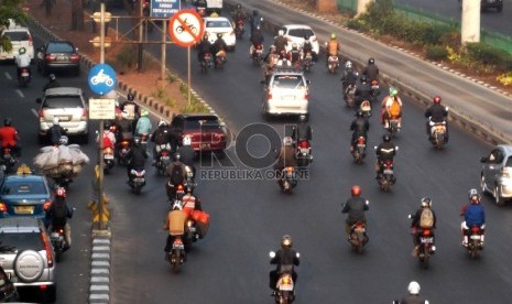 Sejumlah pengendara sepeda motor memasuki jalur cepat di jalan Letjen Surapto Jakarta, Senin (2/10). 