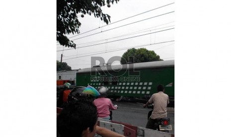 Sejumlah pengendara sepeda motor menerobos pintu palang perlintasan kereta api di Tanah Tinggi Jakarta, Rabu (9/12).