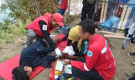 Sejumlah pengendara sepeda motor terjatuh dan mengalami perawatan medis oleh PMI Kabupaten Sukabumi di jalur Geopark Ciletuh-Palabuhanratu di Jalan Loji Kecamatan Simpenan Kabupaten Sukabumi Ahad (17/6).