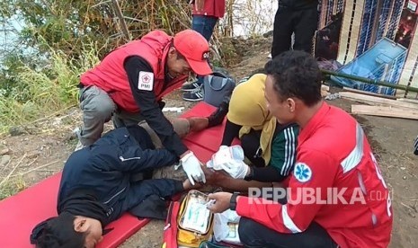 Sejumlah pengendara sepeda motor terjatuh dan mengalami perawatan medis oleh PMI Kabupaten Sukabumi di jalur Geopark Ciletuh-Palabuhanratu di Jalan Loji Kecamatan Simpenan Kabupaten Sukabumi Ahad (17/6).