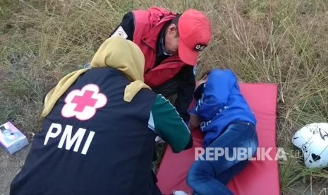 Sejumlah pengendara sepeda motor terjatuh dan mengalami perawatan medis oleh PMI Kabupaten Sukabumi di jalur Geopark Ciletuh-Palabuhanratu di Jalan Loji Kecamatan Simpenan Kabupaten Sukabumi Ahad (17/6).