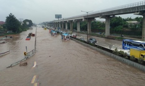 Sejumlah pengendara terjebak banjir di tol Cikampek KM 9 Bekasi, Jawa Barat, Selasa (25/2).