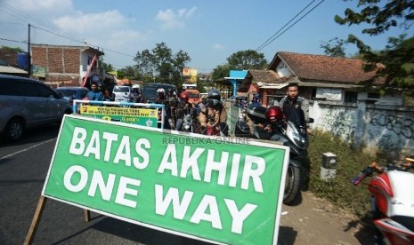   Sejumlah pengendara terjebak kemacetan di jalur Nagrek -Limbangan, Jawa Barat, Selasa (14/7).  (Republika/Rakhmawaty La'lang)