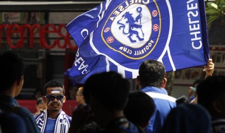 Sejumlah penggemar memadati kawasan Bandara Halim Perdanakusuma untuk menyambut kedatangan tim sepakbola Chelsea FC di Jakarta, Selasa (23/7).