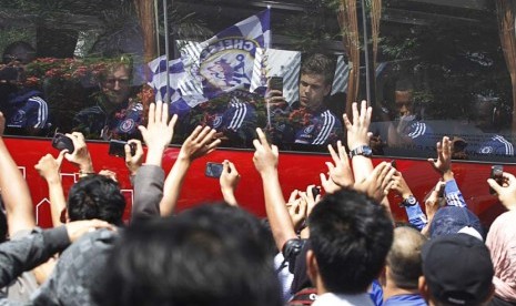  Sejumlah penggemar menyambut kedatangan tim sepakbola Chelsea FC di Bandara Halim Perdanakusuma, Jakarta, Selasa (23/7). 