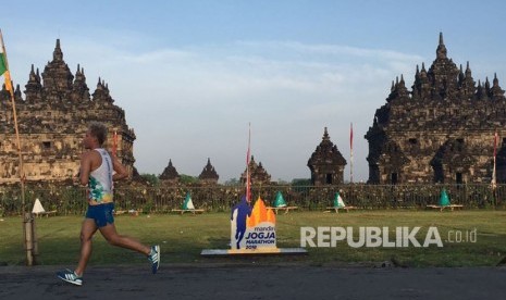 Sejumlah penggemar olahraga lari mengikuti Mandiri Jogja Marathon yang digelar di kawasan Candi Prambanan, Sleman, DIY.