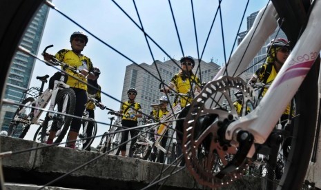 Sejumlah penggiat bersepda dari komunitas Bike To Work di Bundaran Hotel Indonesia (HI), Jakarta, Rabu (18/4). (Republika/Aditya Pradana Putra)