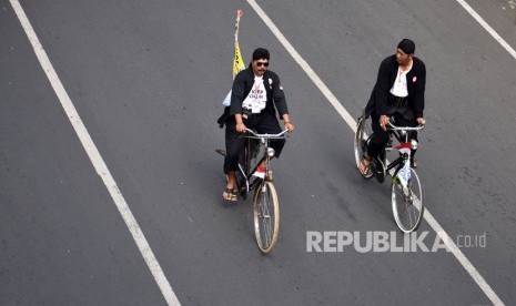 Sejumlah penggiat hobi sepeda ontel lawas melintas di Jalan Pandanaran dalam acara 