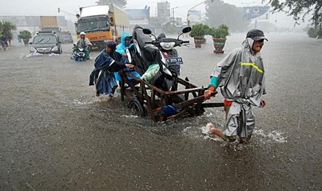 Sejumlah pengguna jalan terjebak banjir di Jalur Pantura Kudus-Pati, Jati, Kudus, Jateng, Selasa (21/1). Untuk kendaraan pribadi jalur Pantura Kudus-Pati dialihkan melalui Jepara dan Demak akibat jalan di sejumlah titik tergenang banjir setinggi 20-100 cm 