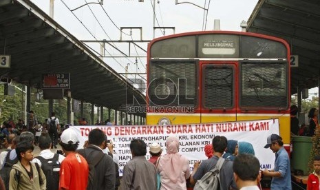  Sejumlah pengguna KRL Ekonomi melakukan aksi blokir di Stasiun Bekasi, Jawa Barat, Senin (25/3).   (Republika/Adhi Wicaksono)