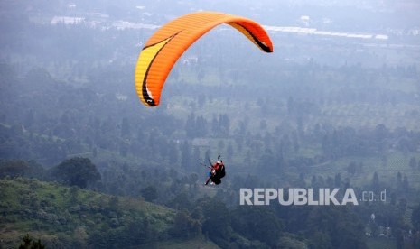 Sejumlah pengujung mencoba wisata paralayang di kawasan puncak, Bogor, Jawa Barat. Bupati Bogor Ade Yasin menyebut kunjungan wisata di kawasan Puncak menurun. Ilustrasi.