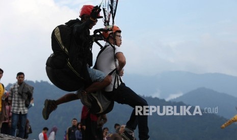 Sejumlah pengujung mencoba wisata paralayang di kawasan puncak, Bogor, Jawa Barat.  (Dok Republika)