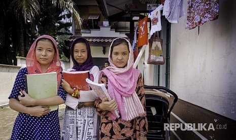 Sejumlah pengungsi anak dari Afghanistan berpose setelah belajar di rumah komunitas untuk pengungsi dan anak di Kota Pekanbaru.