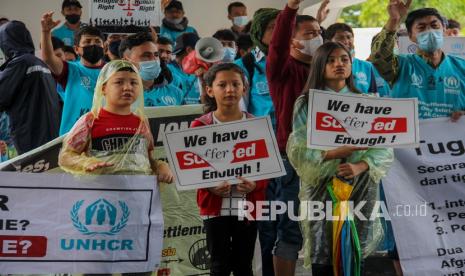 Sejumlah pengungsi asal Afghanistan berunjuk rasa di depan kantor DPRD Kota Batam, Kepulauan Riau, Rabu (16/2/2022). Mereka memohon perlindungan dan kepastian kepindahan mereka ke negara rujukan. 