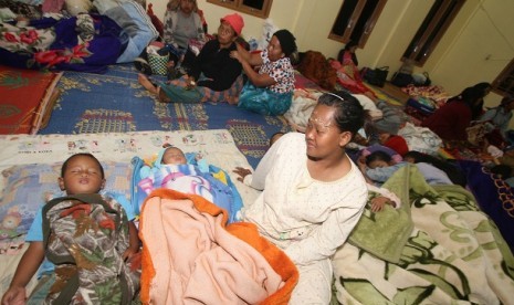 Sejumlah pengungsi erupsi Gunung Sinabung ketika berada di lokasi pengungsian, di Kabanjahe Kab Karo, Sumut, Senin (11/11) malam. 