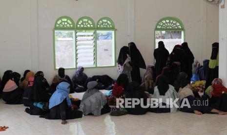 Sejumlah pengungsi etnis Rohingya berada di tempat penampungan sementara di Desa Alue Buya Pasie, Kecamatan Jangka, Bireun, Aceh, Ahad (6/3/2022). Sebanyak 114 orang etnis Rohingya yang terdiri dari 58 laki-laki, 21 perempuan dan 35 anak-anak kembali terdapar di perairan Aceh pada Minggu dinihari sekitar pukul 03.00 WIB. 