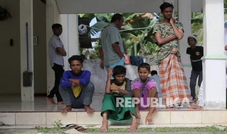 Sejumlah pengungsi etnis Rohingya berada di tempat penampungan sementara di Desa Alue Buya Pasie, Kecamatan Jangka, Bireun, Aceh,  Ahad (6/3/2022). Sebanyak 114 orang etnis Rohingya yang terdiri dari 58 laki-laki, 21 perempuan dan 35 anak-anak kembali terdapar di perairan Aceh pada Minggu dinihari sekitar pukul 03.00 WIB.