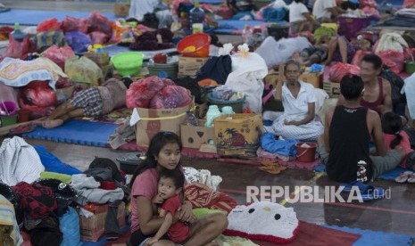 Sejumlah pengungsi Gunung Agung berada di tempat penampungan GOR Suwecapura, di Klungkung, Bali, Selasa (21/11).