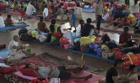 Sejumlah pengungsi Gunung Agung beraktivitas di tempat penampungan di GOR Suwecapura, Klungkung, Bali, Kamis (28/9).