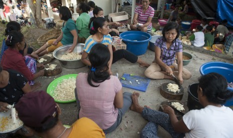 Sejumlah pengungsi Gunung Agung terlibat dalam dapur umum untuk mengisi waktu mereka selama di penampungan di Desa Manggis, Karangasem, Bali, Selasa (26/9).