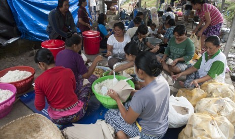 Sejumlah pengungsi Gunung Agung terlibat dalam dapur umum untuk mengisi waktu mereka selama di penampungan di Desa Manggis, Karangasem, Bali, Selasa (26/9). 