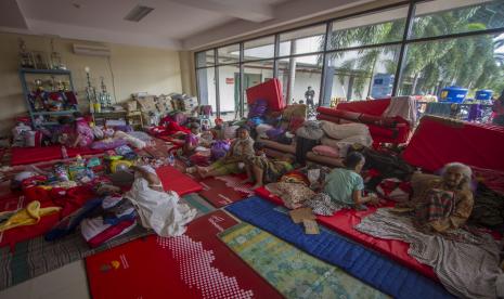 Sejumlah pengungsi korban banjir beristirahat di posko pengungsian di Stadion Demang Lehman, Martapura, Kabupaten Banjar, Kalimantan Selatan, Selasa (19/1/2021). Berdasarkan data relawan Posko Pengungsian Korban Banjir Stadion Demang Lehman dari Rabu (13/1/2021) hingga Selasa (19/1/2021) sebanyak 860 warga yang terdampak banjir di Kalimantan Selatan mengungsi di Stadion tersebut.