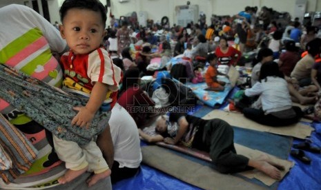  Sejumlah pengungsi korban banjir, masih bertahan di tempat pengungsian di Gedung Olahraga Jakarta Timur, Jalan Otista Raya, Jakarta, Sabtu (18/1). (Republika/Prayogi)