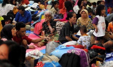  Sejumlah pengungsi korban banjir, masih bertahan di tempat pengungsian di Gedung Olahraga Jakarta Timur, Jalan Otista Raya, Jakarta, Sabtu (18/1). (Republika/Prayogi)