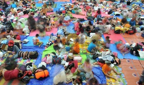  Sejumlah pengungsi korban banjir, masih bertahan di tempat pengungsian di Gedung Olahraga Jakarta Timur, Jalan Otista Raya, Jakarta, Sabtu (18/1). (Republika/Prayogi)