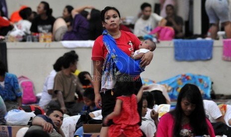  Sejumlah pengungsi korban banjir, masih bertahan di tempat pengungsian di Gedung Olahraga Jakarta Timur, Jalan Otista Raya, Jakarta, Sabtu (18/1). (Republika/Prayogi)