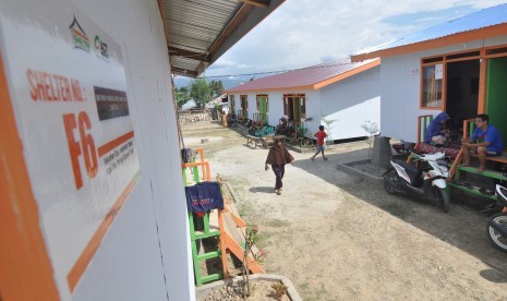 Sejumlah pengungsi korban bencana gempa, tsunami dan likuifaksi berada di sekitar hunian atau shelter sementara di Kawasan Integrated Community Shelter (ICS) bantuan Aksi Cepat Tanggap (ACT) di Kelurahan Duyu, Palu, Sulawesi Tengah, Sabtu (8/12/2018). 