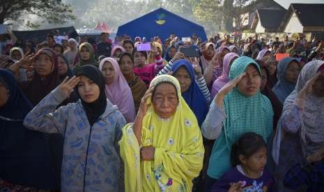 Sejumlah pengungsi korban gempa bumi mengikuti apel bendera peringatan HUT ke-73 RI di Posko Pengungsian Gunungsari, Lombok Barat, NTB, Jumat (17/8). 