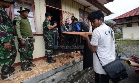  Sejumlah pengungsi korban kebakaran kios memindahkan barang di dalam Kantor Bupati untuk kemudian ditempati di Tolikara, Papua, Jumat (24/7). 