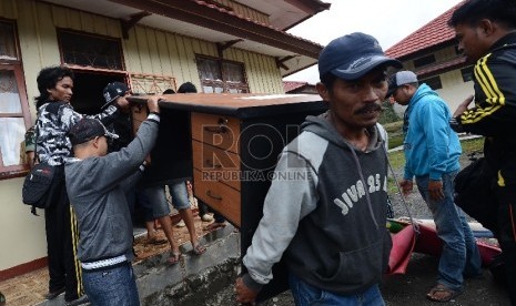 Sejumlah pengungsi korban kebakaran kios memindahkan barang di dalam Kantor Bupati untuk kemudian ditempati di Tolikara, Papua, Jumat (24/7).