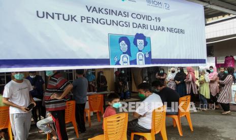 Sejumlah pengungsi luar negeri antre untuk mendapatkan vaksinasi COVID-19 di salah satu tempat penampungan pengungsi di Pekanbaru, Sabtu (5/6/2021). Satgas Penanganan Pengungsi bersama International Organization for Migration (IOM) melakukan vaksinasi COVID-19 untuk 670 pengungsi dewasa dari luar negeri yang berada di Pekanbaru di empat lokasi penampungan. 