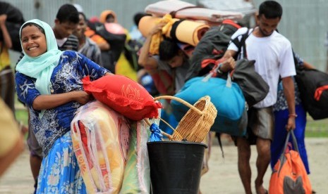 Sejumlah pengungsi muslim etnis Rohingya mengangkut barang milik mereka (Ilustrasi)