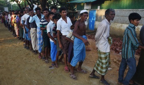 Sejumlah pengungsi Rohingya antri untuk mendapatkan paket makanan dari relawan Indonesia di Kamp Pengungsian Kutupalong, Cox Bazar, Bangladesh, Minggu (1/10). 