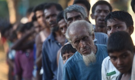 Sejumlah pengungsi Rohingya antri untuk mendapatkan paket makanan